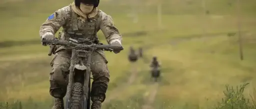I paracadutisti britannici del 2 PARA hanno testato per 96 ore in Canada le e-bike Sur-Ron Sting come mezzo da combattimento: silenziose, firma termica minima, 72 km/h. Con droni e missili Javelin. Il dettaglio che i comunicati sorvolano: la Welbike del 1944 arrivava a 140 km, la Sur-Ron ne fa 70.