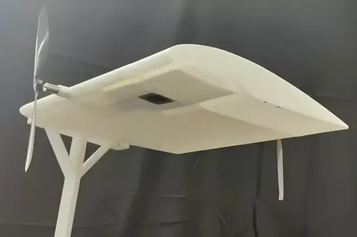 I droni commerciali restano in aria meno di un'ora, poi si atterra. Ricercatori cinesi stanno lavorando a ricaricarli in volo con un laser da terra. Chi ci ha provato prima si è fermato per il calore: il ricevitore arrivava a 90° C e si rovinava. Questa soluzione usa nanocristalli come barriera termica: 2 cm², 38% di efficienza, elica che gira. Per ora in laboratorio.