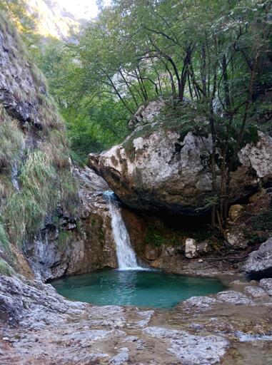 Una piccola cascata riempie una pozza di color smeraldo sul torrente Meira, sopra a Mandello del Lario. 