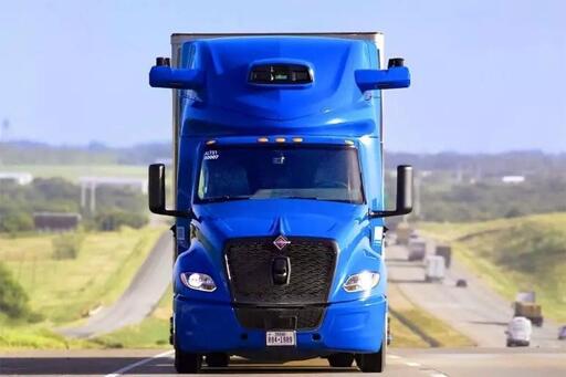 Aurora, azienda americana di guida autonoma, ha portato i suoi camion senza autista alla seconda generazione, e il colosso del trasporto refrigerato Hirschbach ne ha ordinati 500 in consegna dal 2027. Nessun camionista perderà il posto: i robot faranno solo i lunghi trasferimenti interstatali, gli umani resteranno sulle tratte regionali e in città.