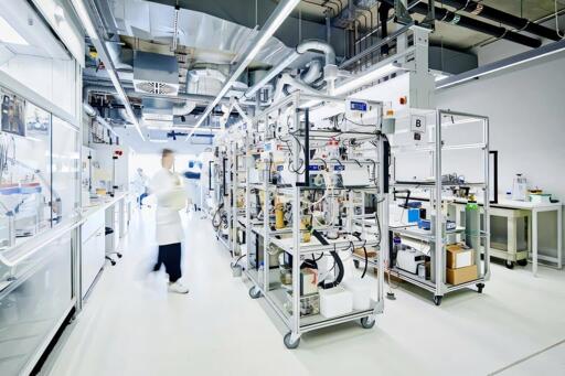 Un batterio converte CO2 in acetato, poi il lievito trasforma l'acetato in proteine. Un team di Tubinga ha verificato il processo su scala industriale: 1.750 m³ di bioreattore producono proteine e vitamina B9 per 5,6 milioni di persone, rientro in cinque anni a 20 dollari al chilo. La variabile critica è il prezzo dell'elettricità.