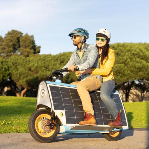 Vi ricordate lo scooter elettrico con i pannelli solari nella carrozzeria, quello presentato con un prezzo da 4.995 dollari e le prime consegne annunciate per gennaio 2025? Siamo tornati a vedere come sta andando davvero, quante persone lo stanno guidando in giro. Il sito ufficiale racconta una storia curiosa, che non è proprio quella dei comunicati stampa.